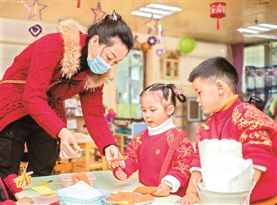 孩子们在幼儿园参加手工制作。 广州日报全媒体记者庄小龙 摄.jpg