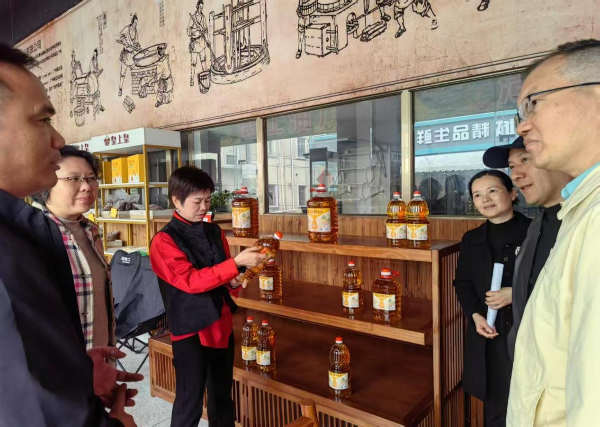 广州市人社局积极开展创业典型村工作调研.png